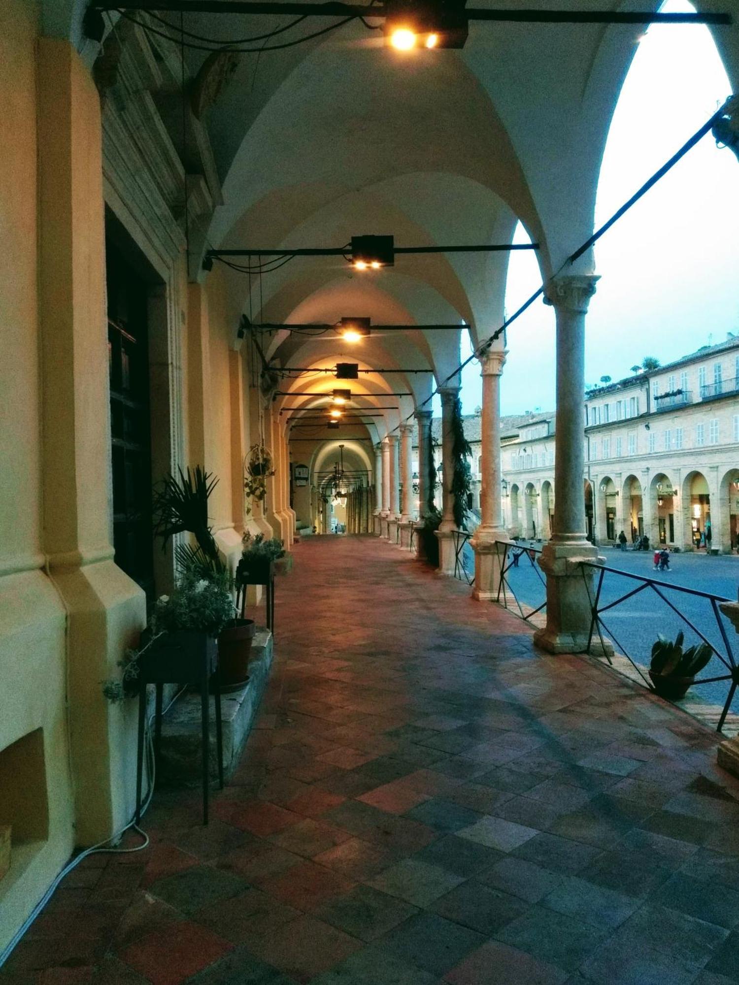 Casa Vacanze Nel Centro Storico Di Fermo Happy Song Esterno foto