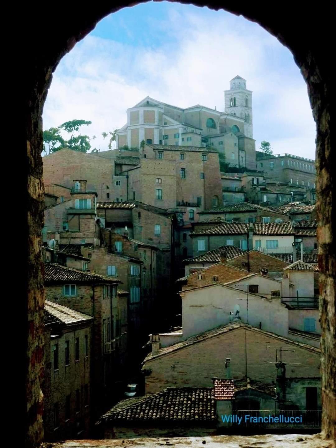 Casa Vacanze Nel Centro Storico Di Fermo Happy Song Esterno foto